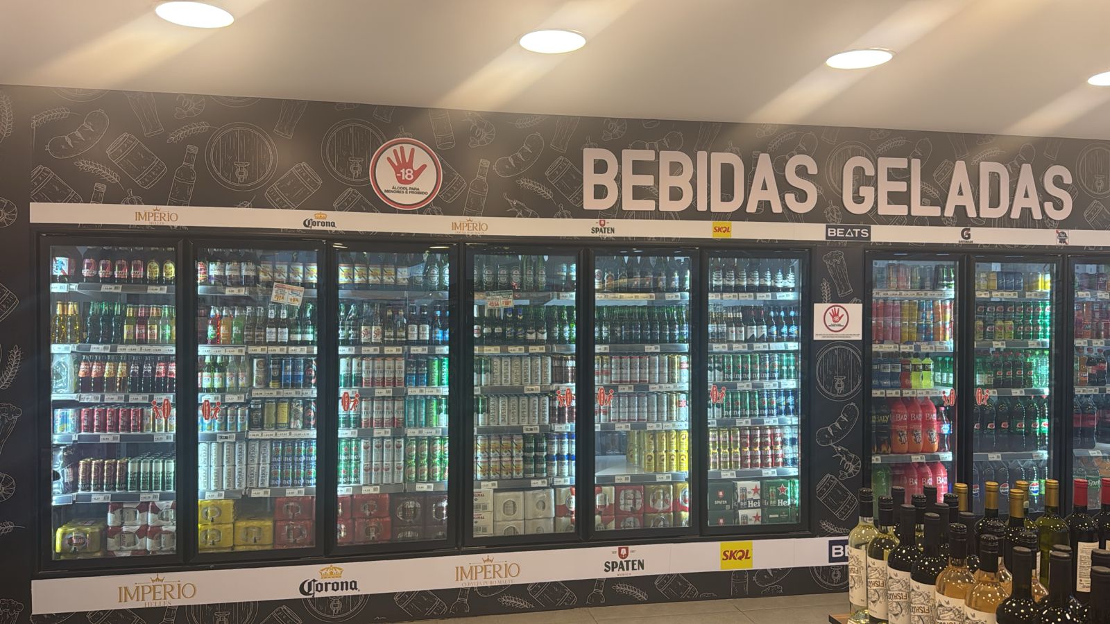 Bebidas geladas em supermercado